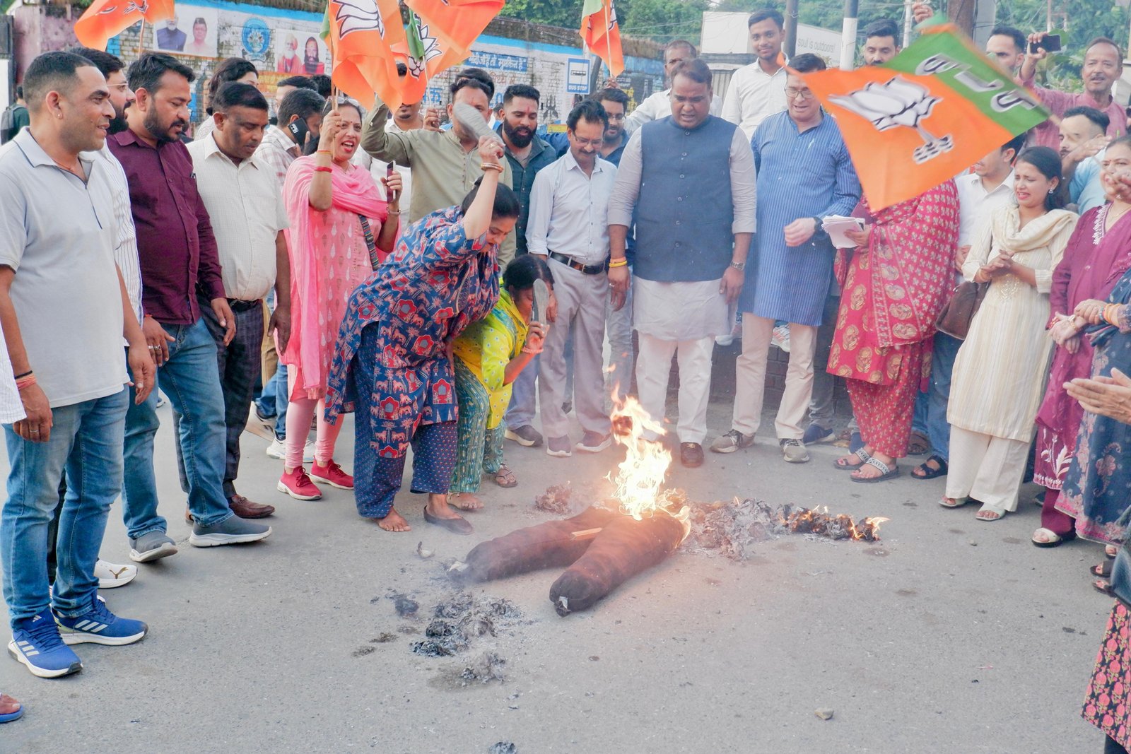 बीजेपी ने राहुल गांधी पर लगाया अजीत डोभाल के अपमान का आरोप