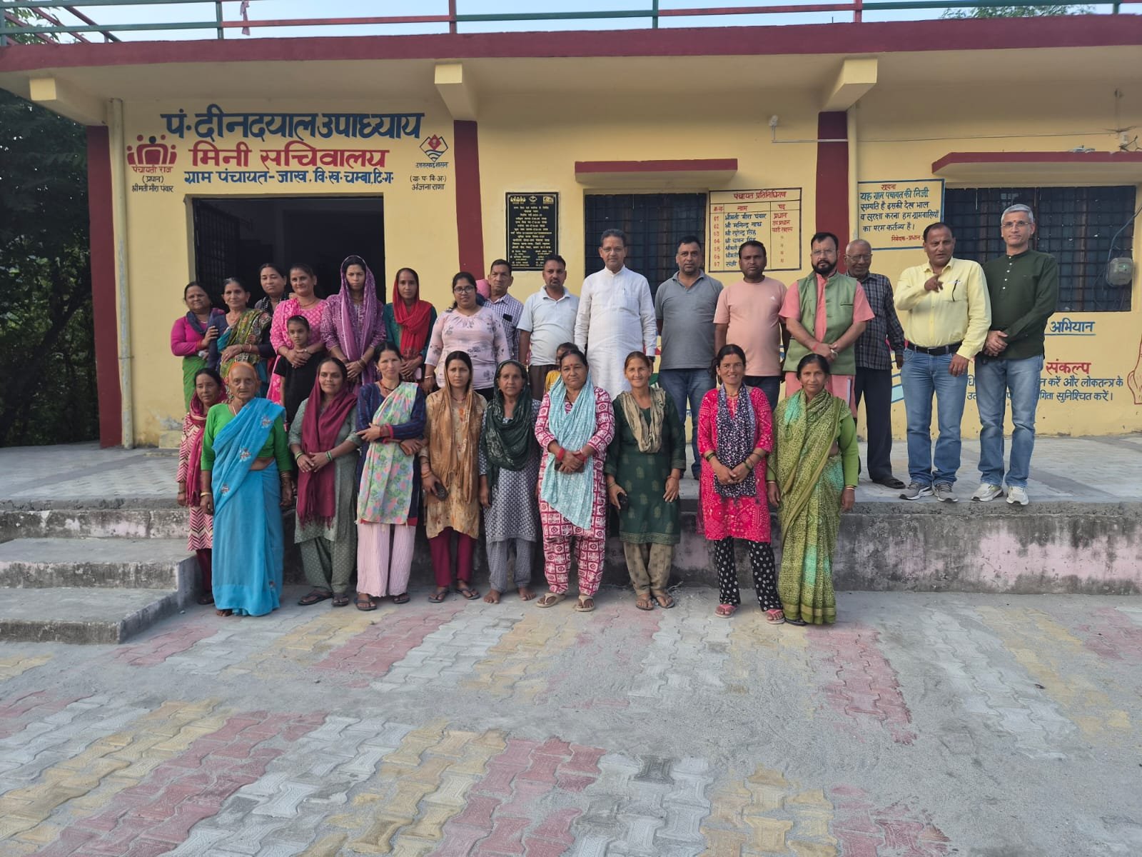 सेवा संकल्प अभियान के तहत लोगों के बीच पहुंचे पूर्व विधायक धन सिंह नेगी