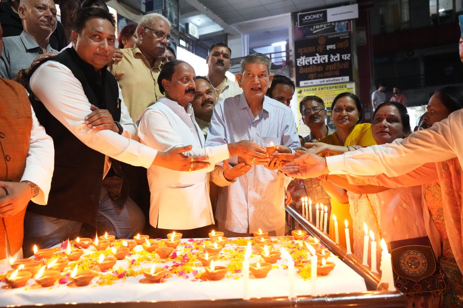 महात्मा गांधी और राजीव गांधी को हरीश रावत ने दीप प्रज्वलित कर किया नमन