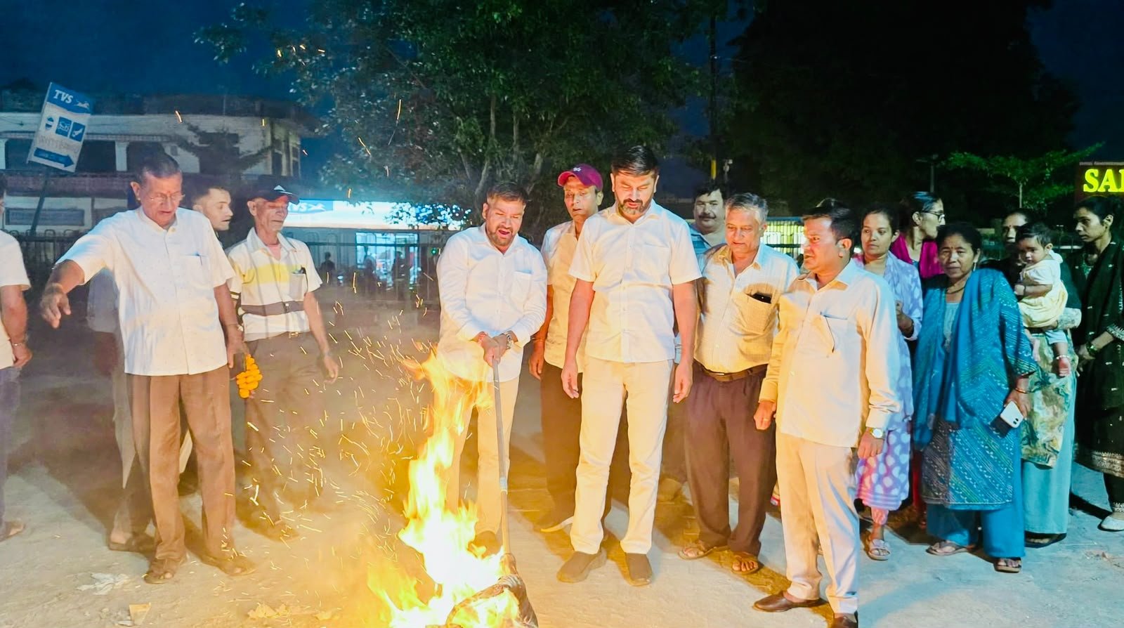किच्छा में कांग्रेस विधायक तिलक राज बेहड़ पर हमले का ऋषिकेश में विरोध, पुतला फूंककर जताई नाराजगी