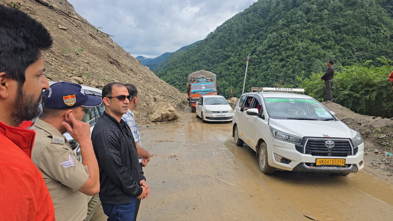 डीएम पिथौरागढ़ ने किया मुन्ना बैंड का निरीक्षण, स्थाई समाधान के लिए जल्द कदम उठाने की कही बात