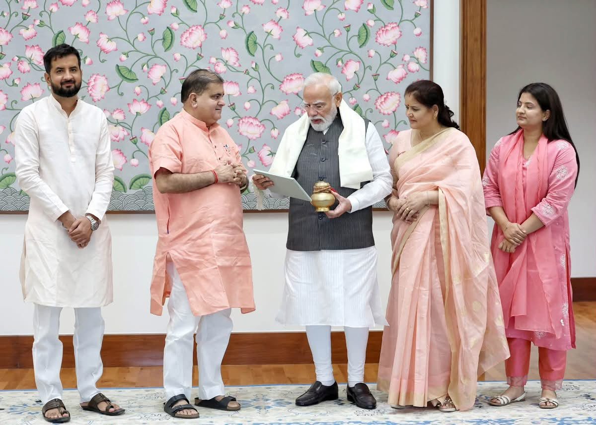 पीएम मोदी से सपरिवार मिले महेंद्र भट्ट, बेटे की शादी का दिया निमंत्रण पीएम मोदी से सपरिवार मिले महेंद्र भट्ट, बेटे की शादी का दिया निमंत्रण