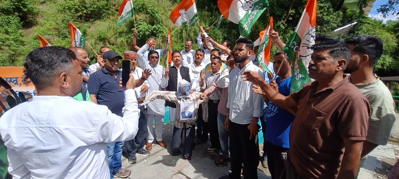 मुख्य चुनाव आयुक्त ज्ञानेश कुमार के खिलाफ कीर्तिनगर में कांग्रेस का जोरदार प्रदर्शन मुख्य चुनाव आयुक्त ज्ञानेश कुमार के खिलाफ कीर्तिनगर में कांग्रेस का जोरदार प्रदर्शन