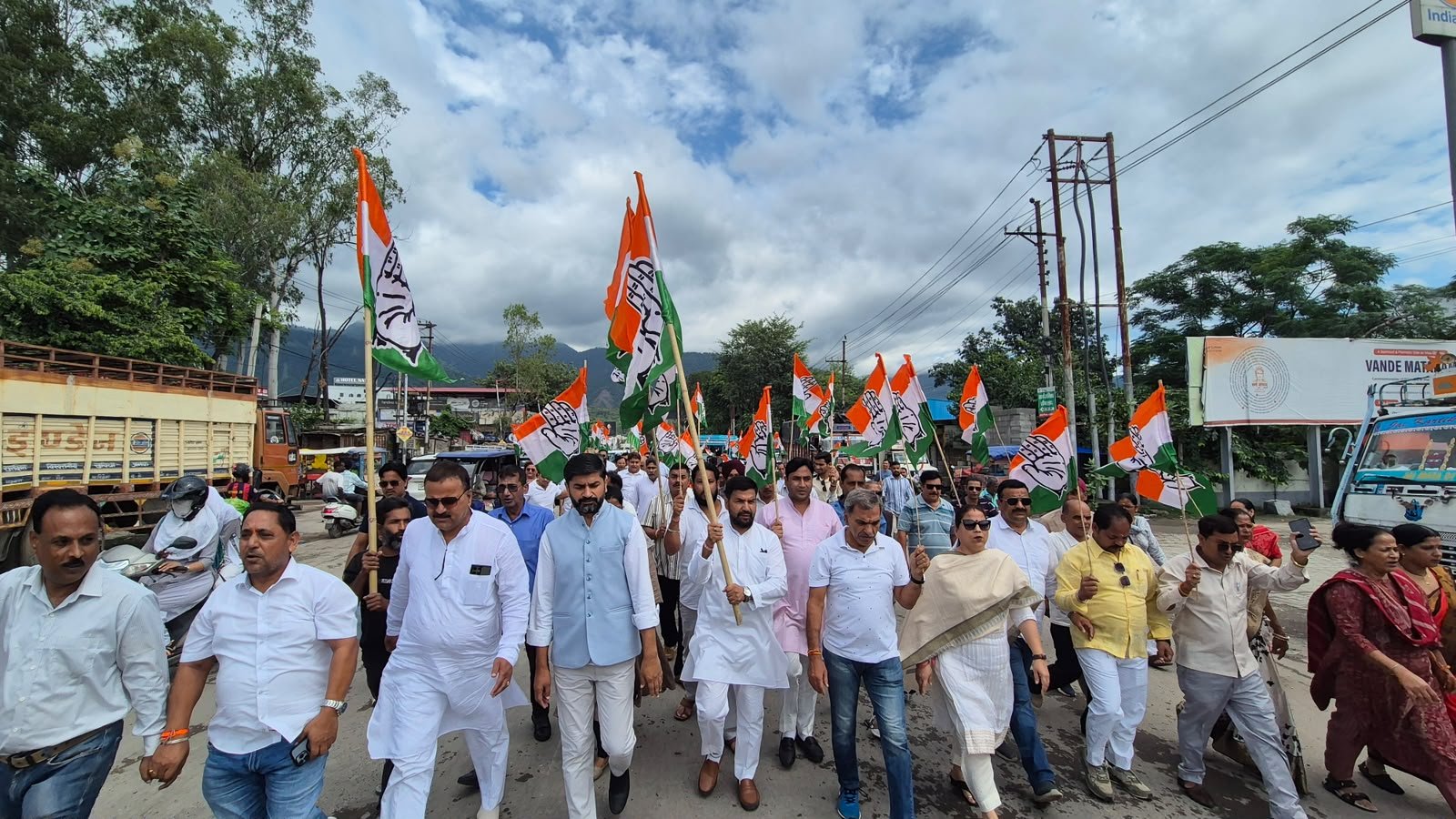 चुनाव आयोग के खिलाफ ऋषिकेश में कांग्रेस का प्रदर्शन, राष्ट्रपति के नाम भेजा ज्ञापन, ज्ञानेंद्र कुमार के इस्तीफे की मांग