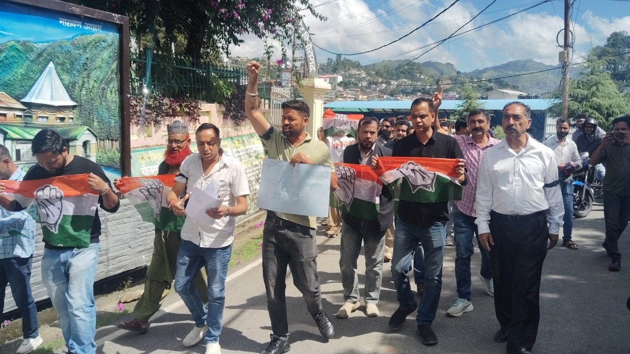 ज्ञानेश कुमार के इस्तीफे की मांग, पिथौरागढ़ कांग्रेस ने डीएम को सौंपा ज्ञापन