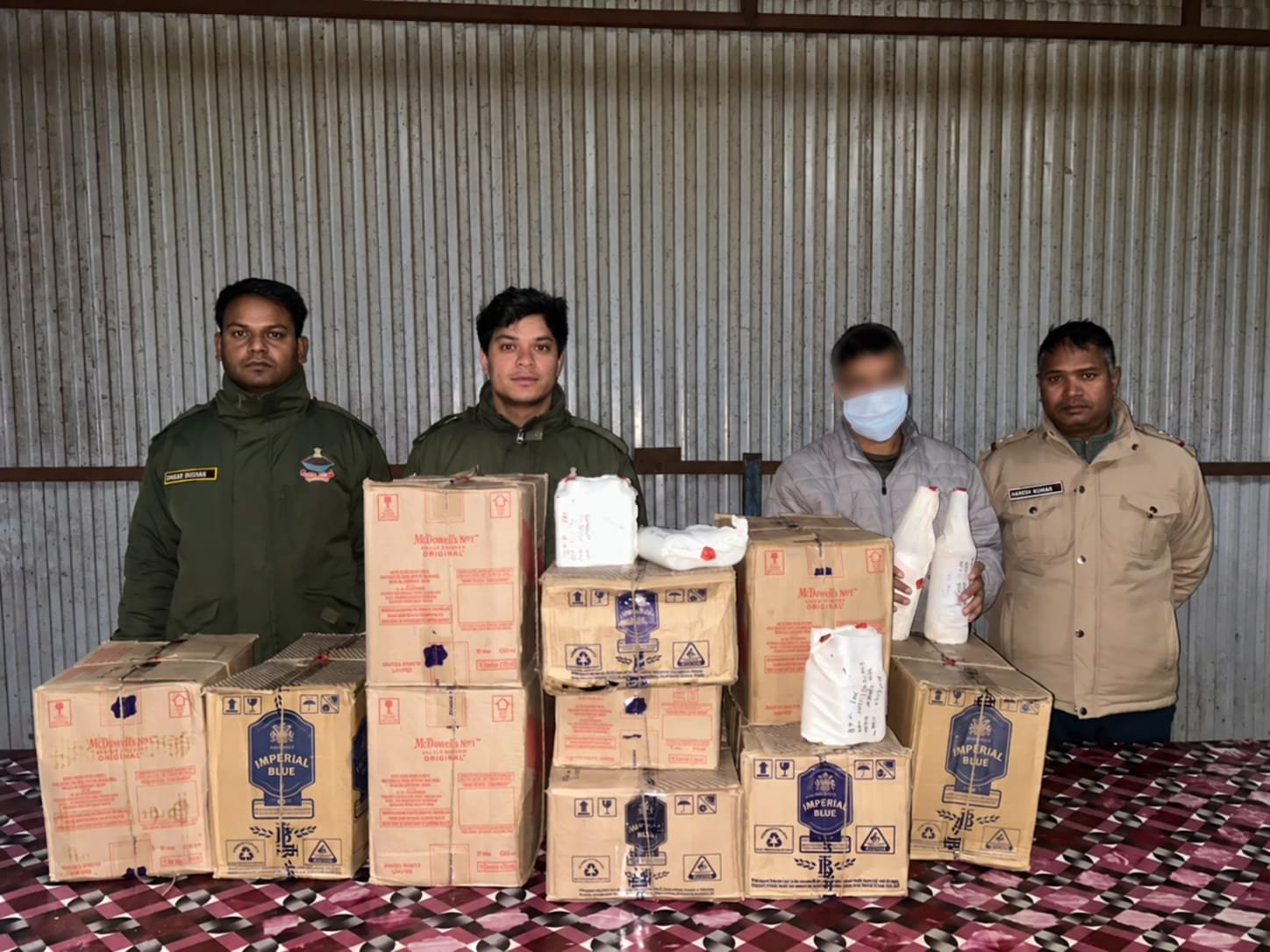 अवैध शराब के विरुद्ध रुद्रप्रयाग पुलिस की कार्यवाही, सोनप्रयाग क्षेत्रान्तर्गत 10 पेटी शराब की बरामदगी तथा एक अभियुक्त हुआ गिरफ्तार।