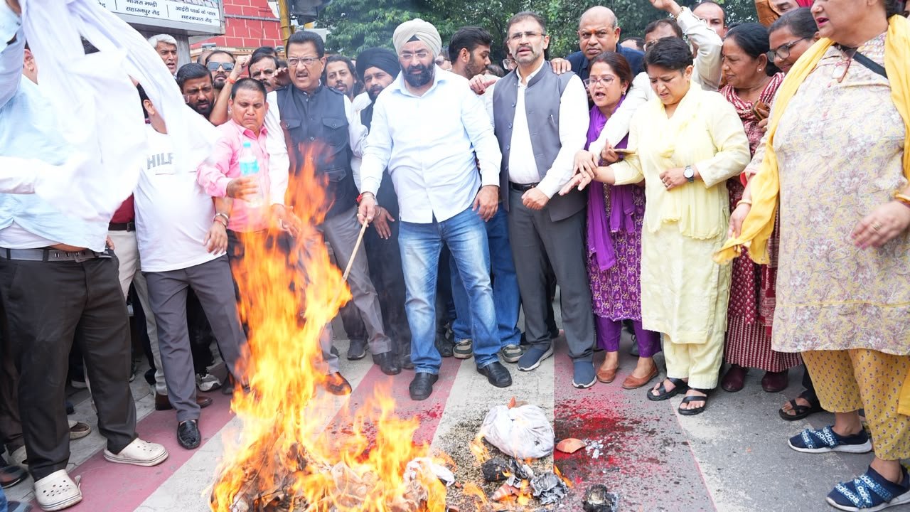 चुनाव आयोग की मनमानी के खिलाफ देहरादून में कांग्रेस का प्रदर्शन, राष्ट्रपति के नाम भेजा ज्ञापन, तीनों चुनाव आयुक्तों को बर्खास्त करने की मांग