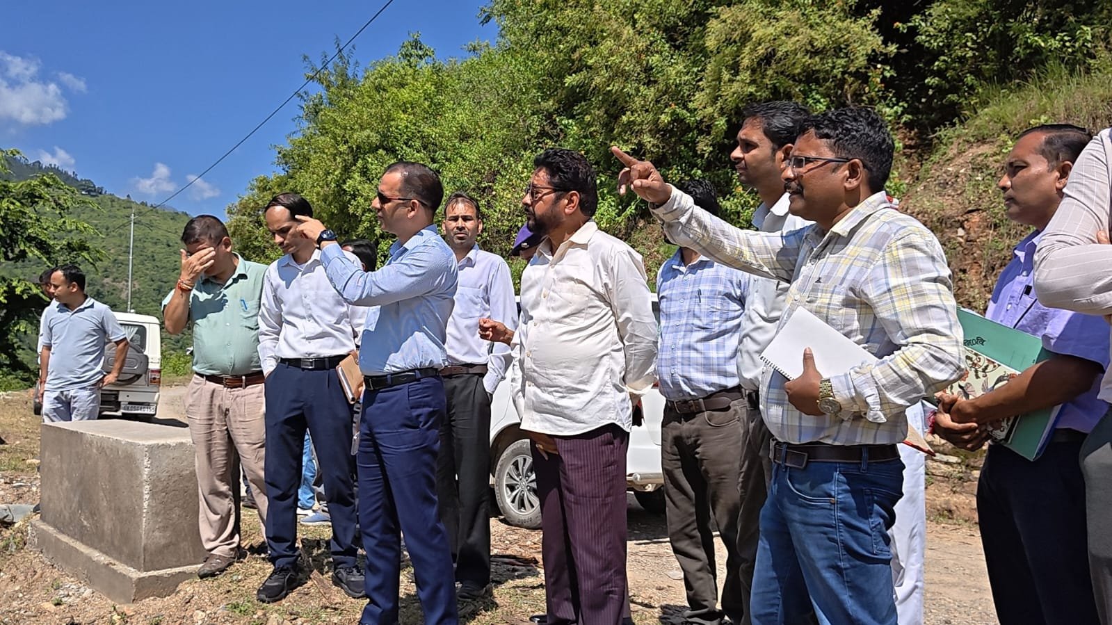 मुन्ना बैंड पर भूस्खलन से यातायात प्रभावित होने की समस्या के समाधान को डीएम पिथौरागढ़ ने किया स्थलीय निरीक्षण