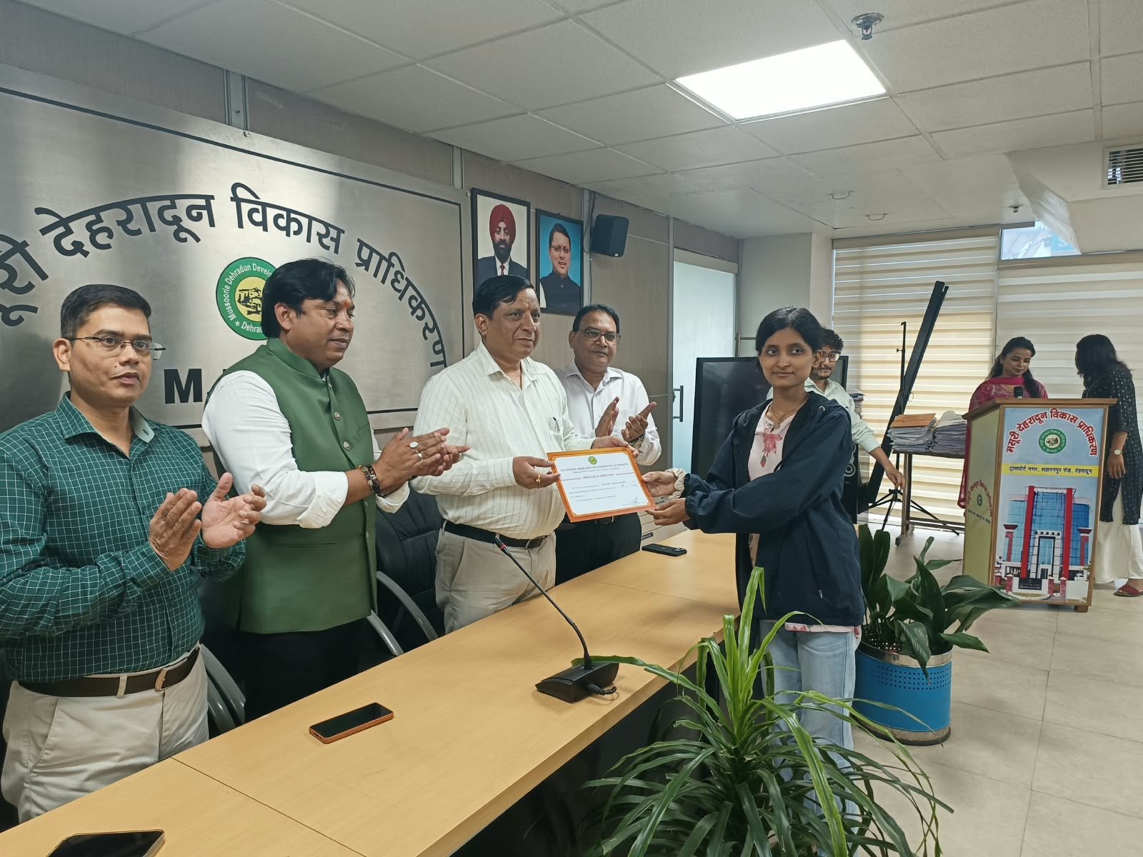 मैस्कॉट प्रतियोगिता के विजेताओं को एमडीडीए उपाध्यक्ष ने किया सम्मानित