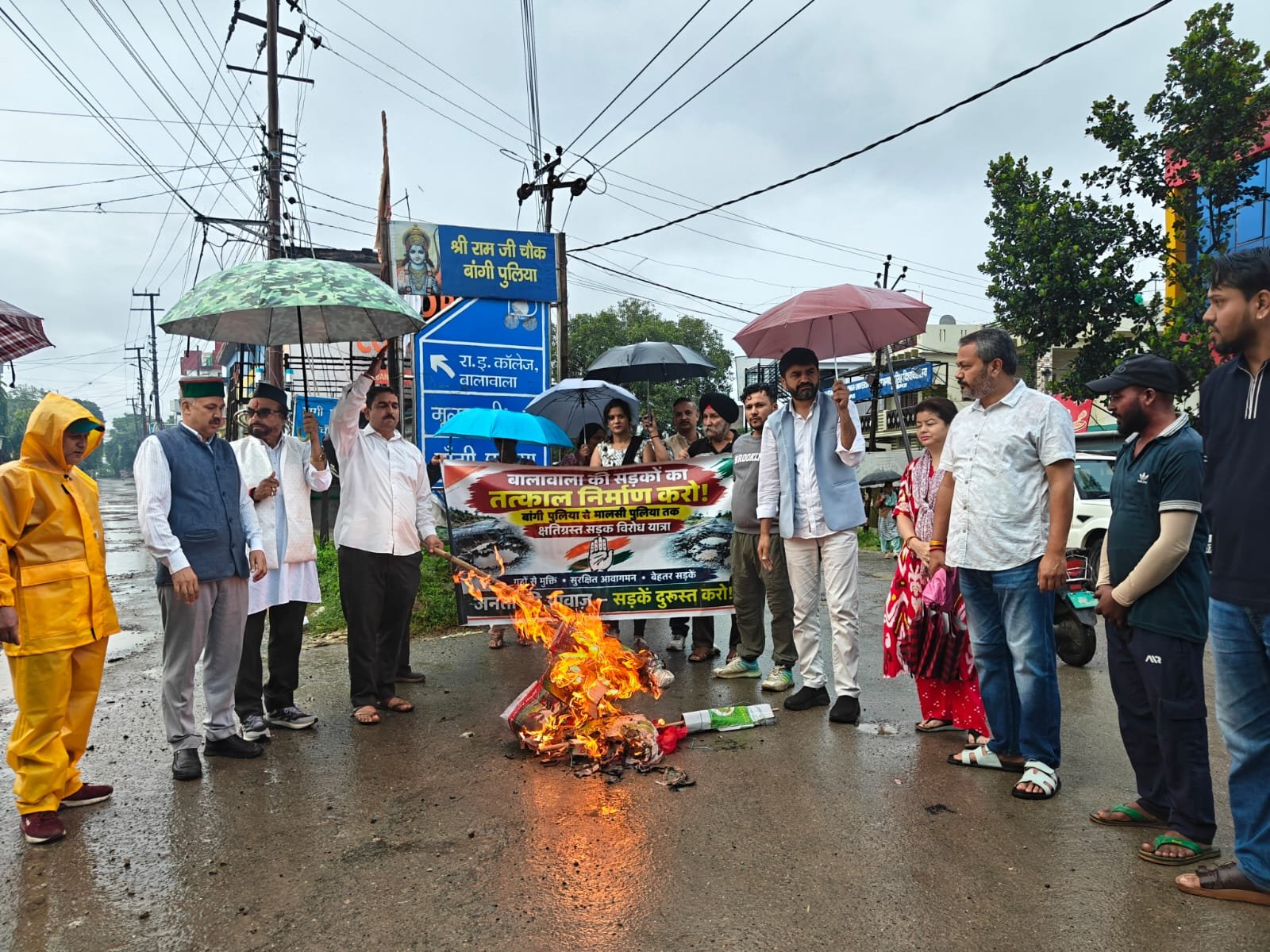 डोईवाला में खराब सड़कों से लोग परेशान, कांग्रेस ने किया सरकार के खिलाफ प्रदर्शन