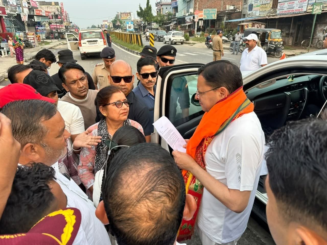 झनकट में सीएम ने रुकवाया काफिला, सुनीं लोगों की समस्याएं