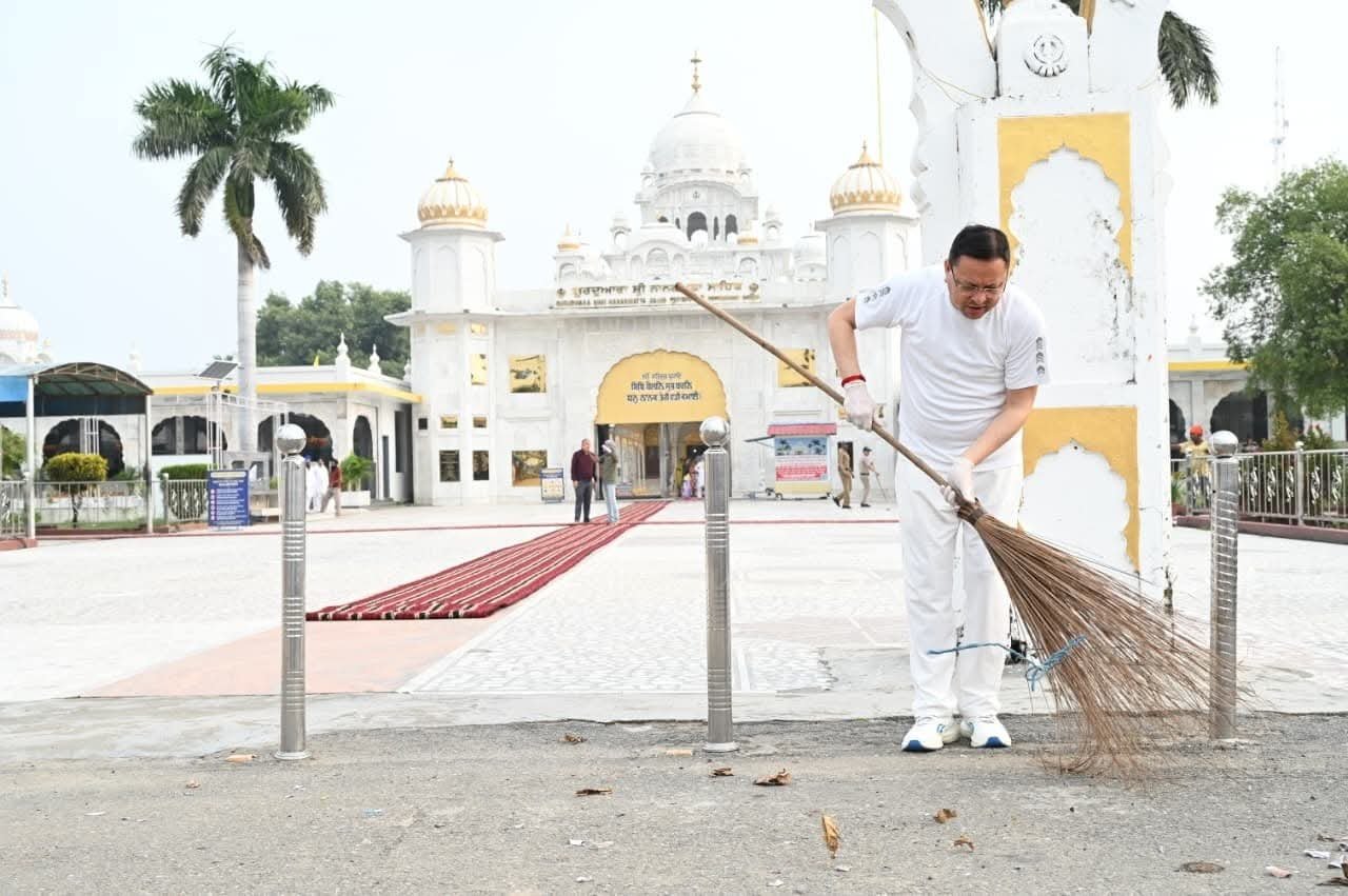 सीएम धामी ने गुरुद्वारा नानकमत्ता साहिब में किया स्वच्छता श्रमदान