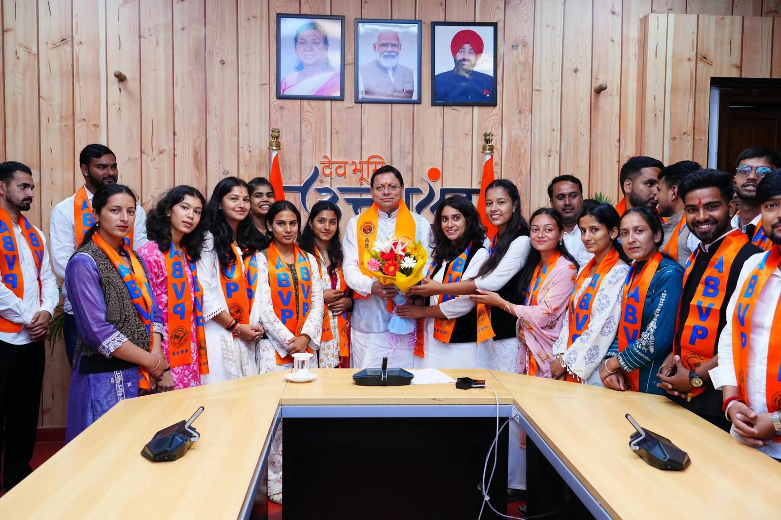 छात्र संघ चुनाव में जीते एबीवीपी प्रतिनिधियों से मिले सीएम धामी