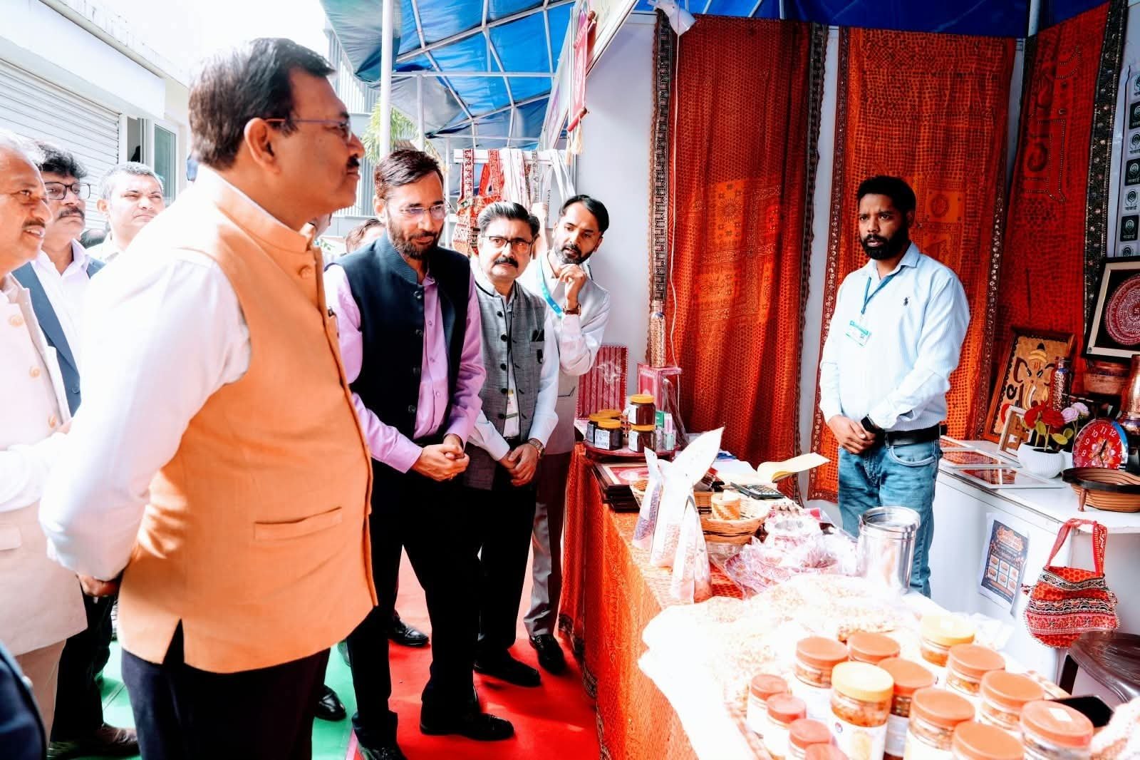 मुख्य सचिव ने किया सेब महोत्सव का शुभारंभ