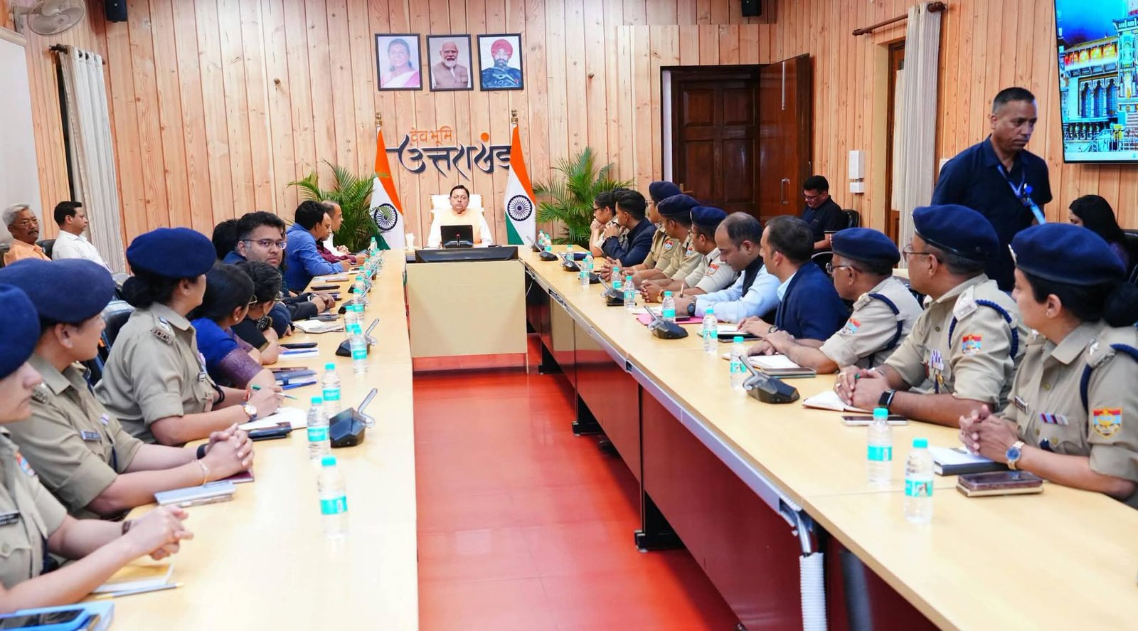 सीएम धामी ने जिले के अफसरों के साथ की बैठक, दिए अहम निर्देश