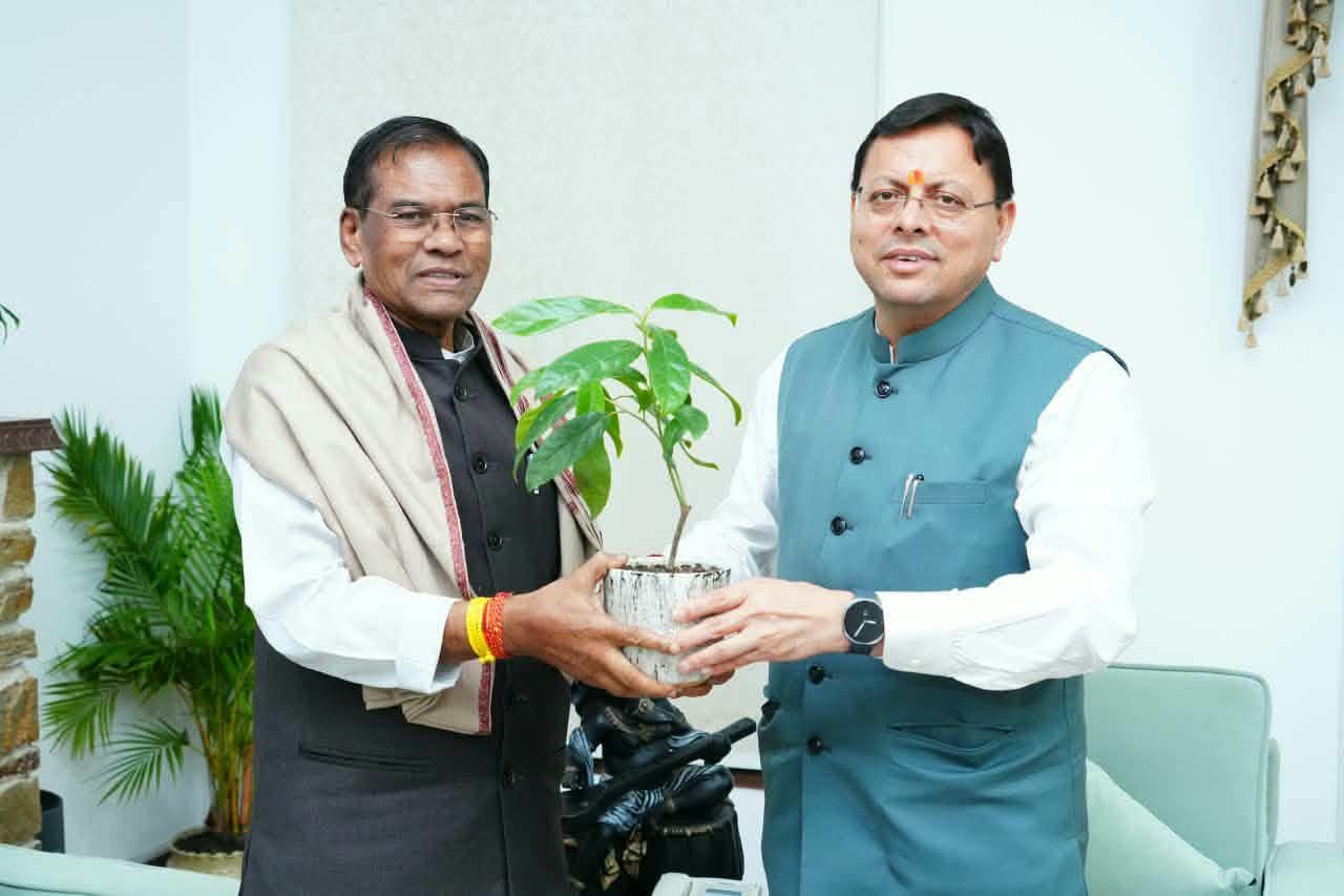 सीएम धामी से मिले फग्गन सिंह कुलस्ते