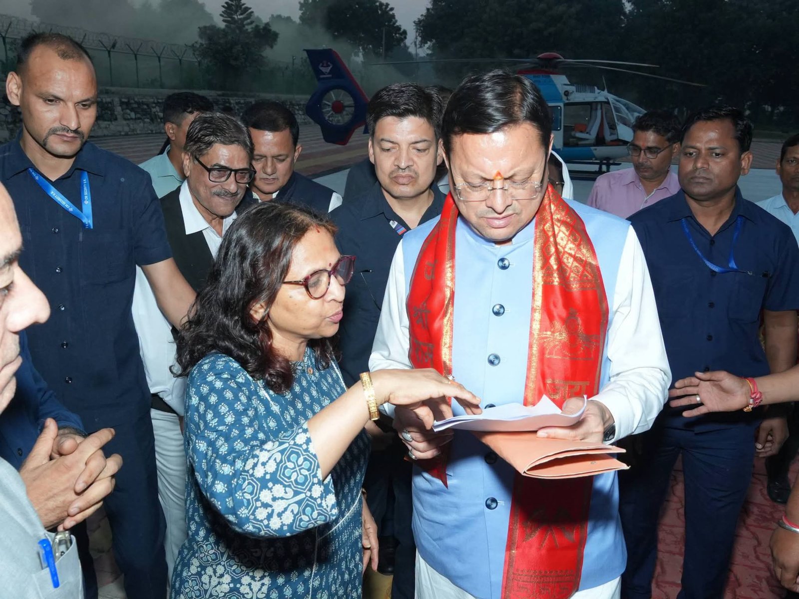 सीएम धामी ने खटीमा में हेलीपैड पर सुनीं लोगों की समस्याएं