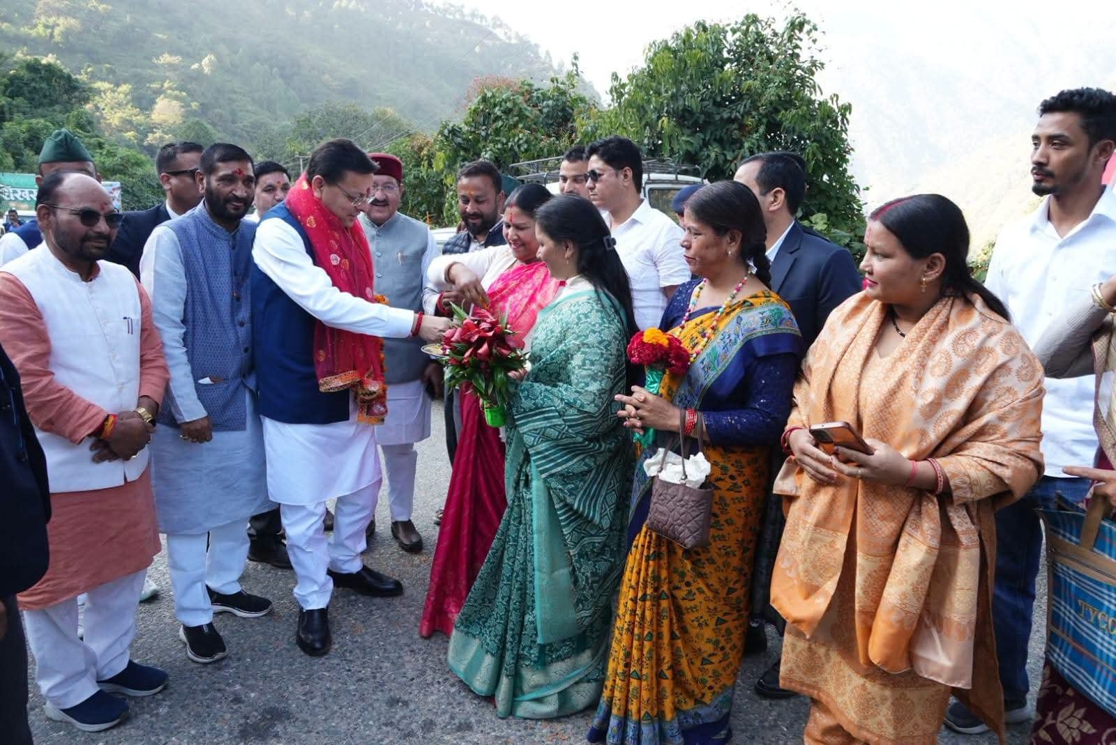 भराड़ीसैंण जाने के दौरान सीएम धामी का स्वागत