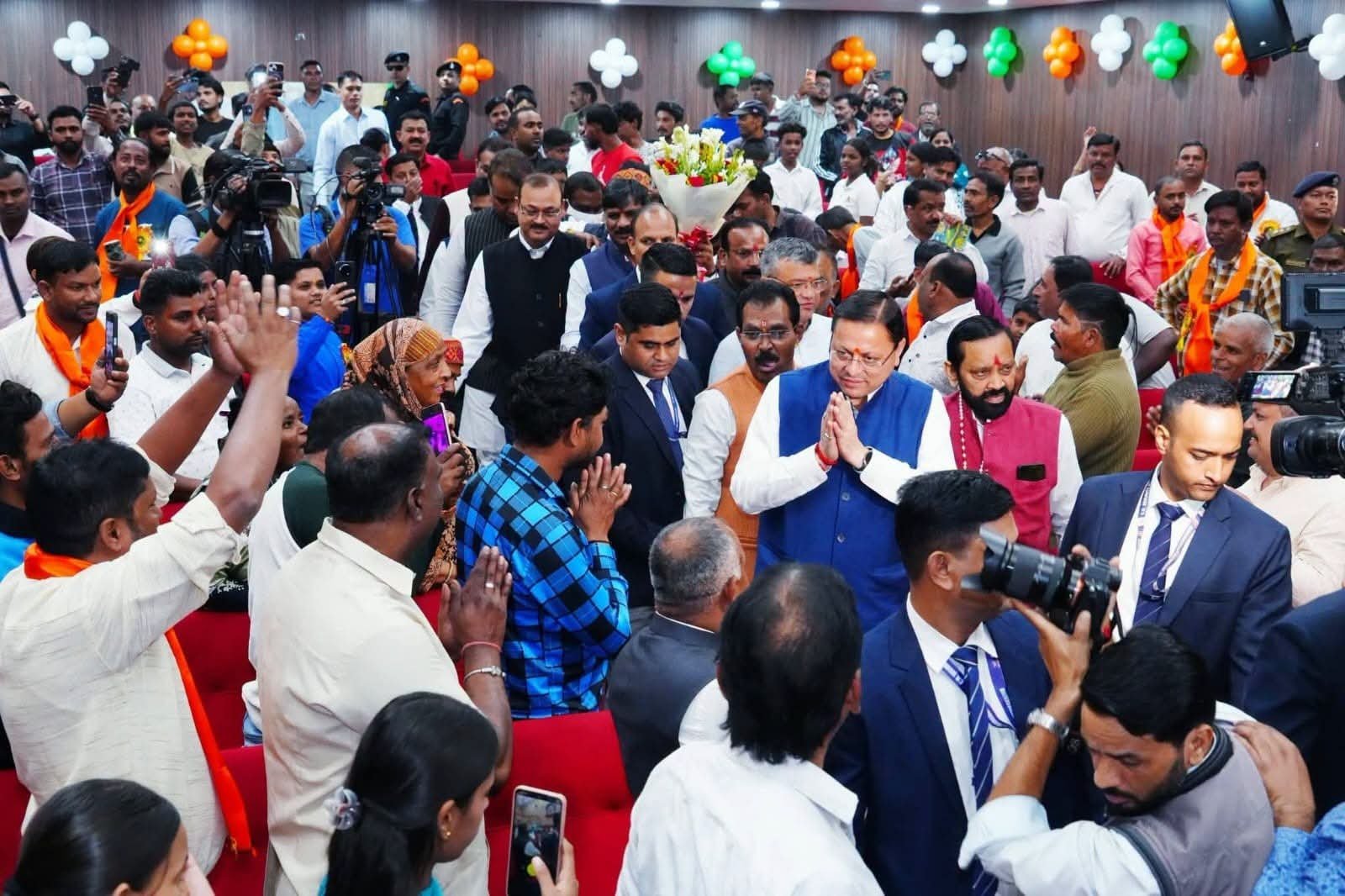 महर्षि वाल्मीकि प्रकटोत्सव के अवसर पर आयोजित शोभा यात्रा कार्यक्रम में शामिल हुए सीएम धामी