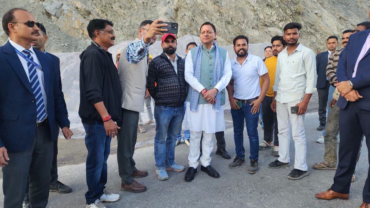 सड़क मार्ग से देहरादून रवाना हुए सीएम धामी, रास्ते में लोगों से की मुलाकात