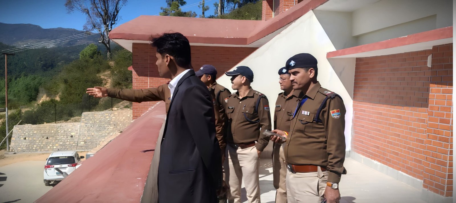 अपर पुलिस महानिदेशक डॉ. वी. मुरुगेशन ने गैरसैंण में नवनिर्मित थाना एवं फायर यूनिट भवनों का किया निरीक्षण