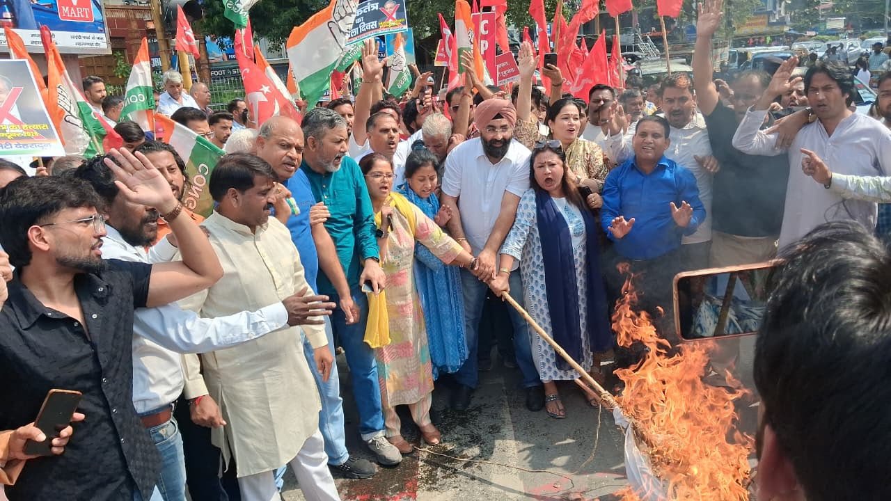देहरादून में इंडिया गठबंधन का प्रदर्शन, वोट चोरी का आरोप लगाकर चुनाव आयोग को घेरा