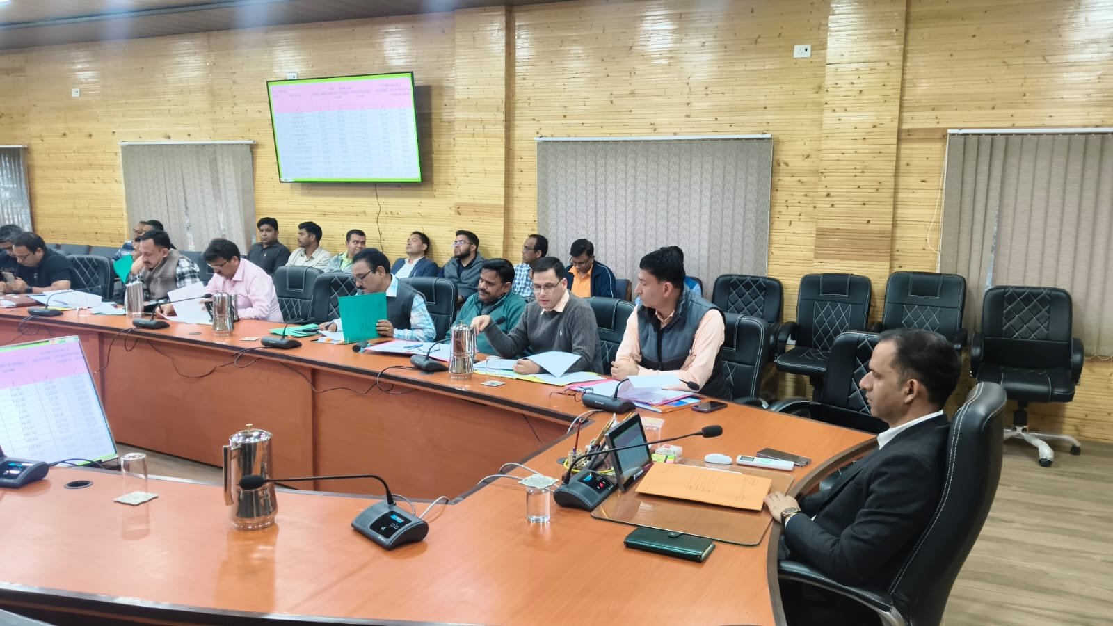 डीएम पिथौरागढ़ की समीक्षा बैठक, जिला और राज्य योजना के कार्यों में तेजी लाने के निर्देश