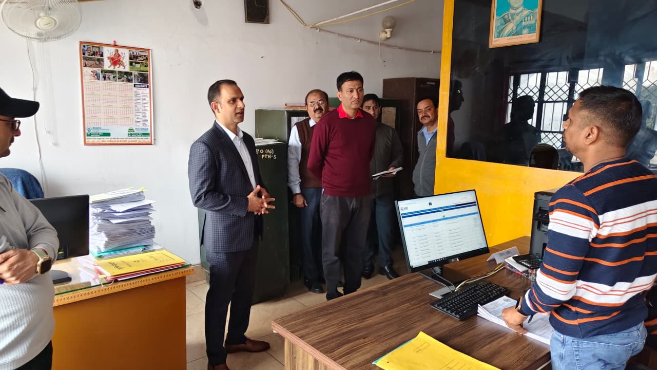 डीएम पिथौरागढ़ का विकास भवन में औचक निरीक्षण, दिए अहम निर्देश