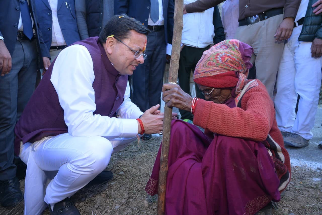 पैतृक गांव हड़खोला पहुंचे सीएम धामी, मंदिर में पूजा की, लोगों से मिले