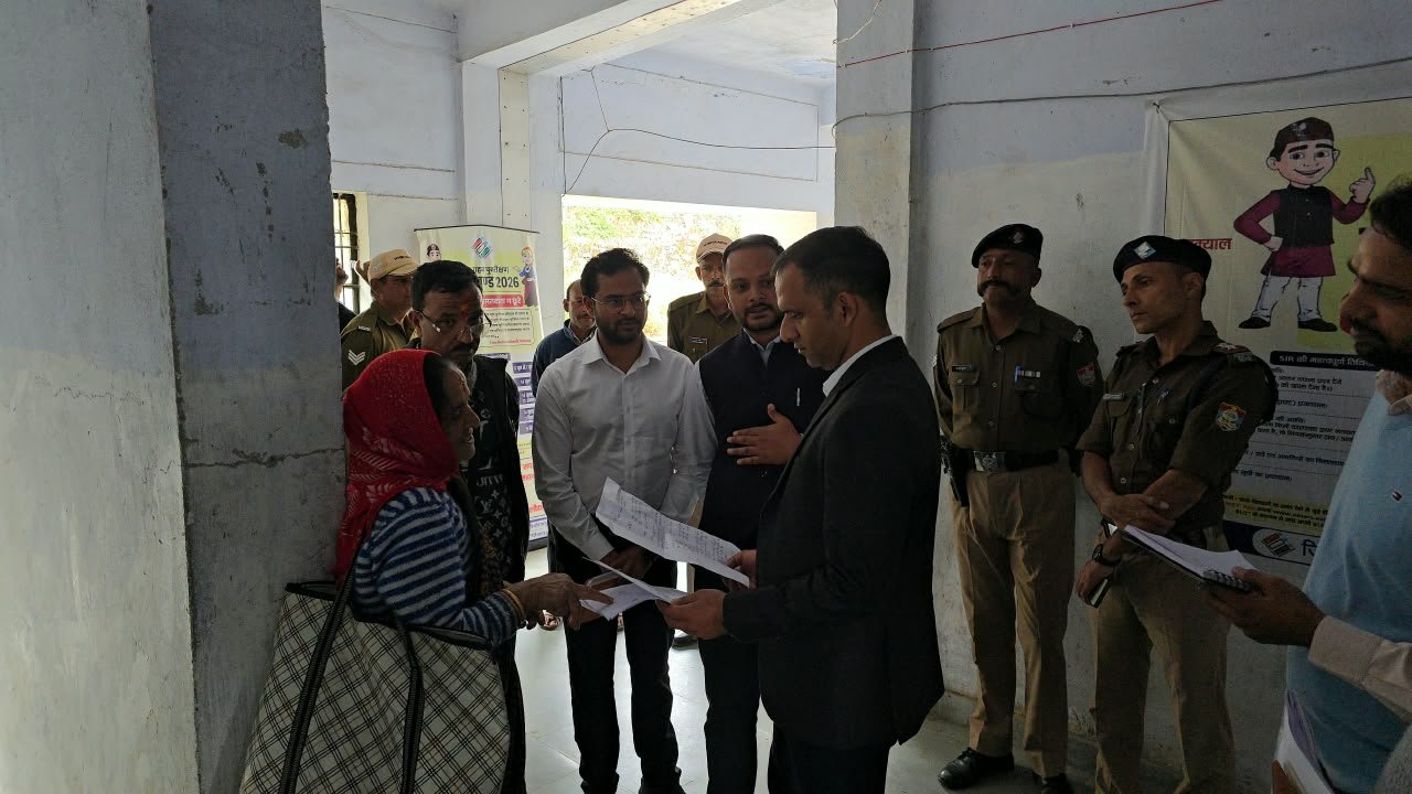 डीएम पिथौरागढ़ का गंगोलीहाट दौरा, कई जगहों का लिया जायजा